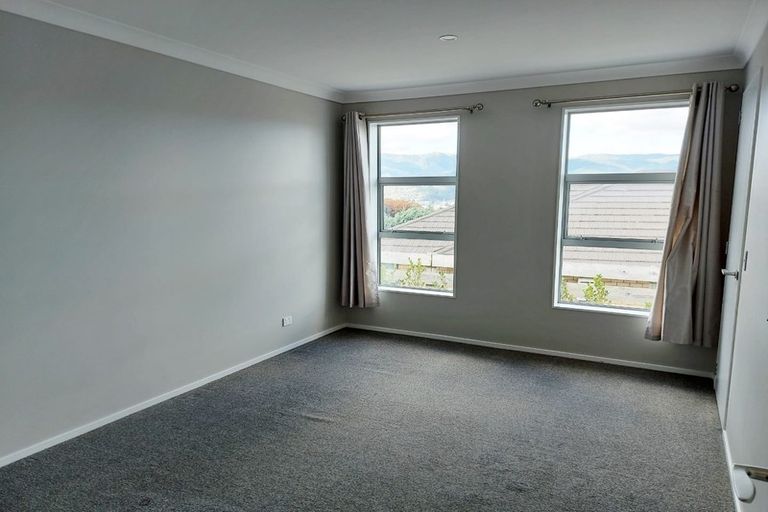 Photo of property in 31 Percy Kinsman Crescent, Riverstone Terraces, Upper Hutt, 5018