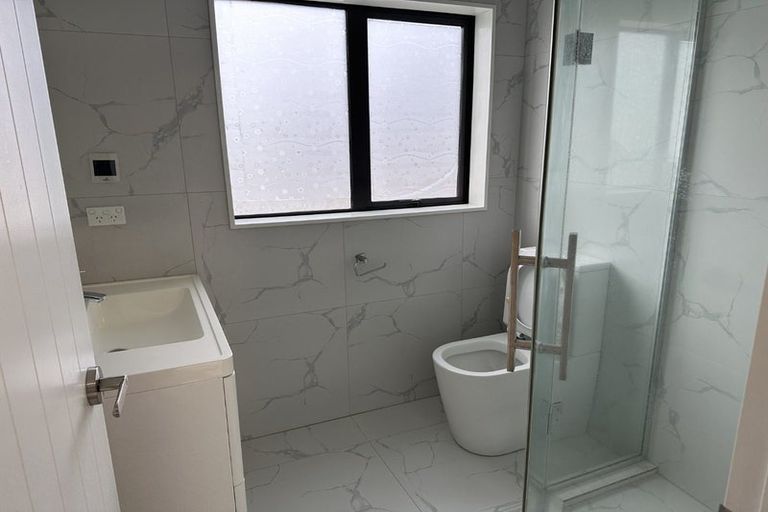 Photo of property in 3b Crystal Avenue, Glendene, Auckland, 0602
