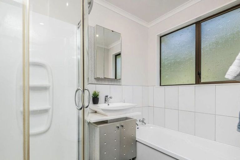 Photo of property in 44 Colchester Crescent, Newlands, Wellington, 6037