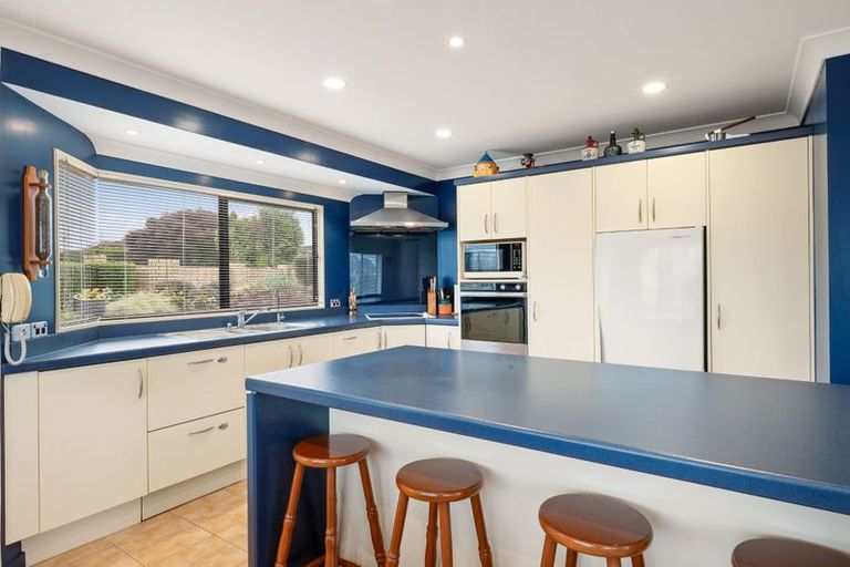 Photo of property in 10 Larsen Place, Merrilands, New Plymouth, 4312