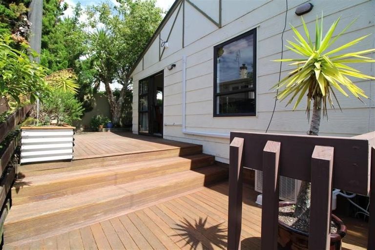 Photo of property in 2/41 Rangatira Road, Beach Haven, Auckland, 0626