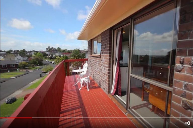 Photo of property in 1/4 Lydford Place, Glendene, Auckland, 0602