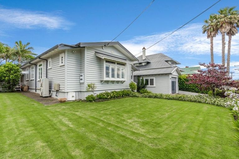 Photo of property in 136 Queen Street, Northcote Point, Auckland, 0627