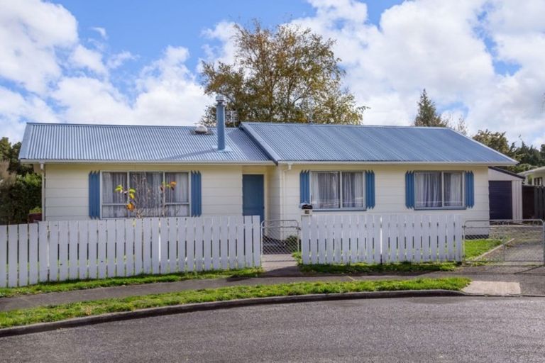 Photo of property in 16 Baillie Crescent, Carterton, 5713