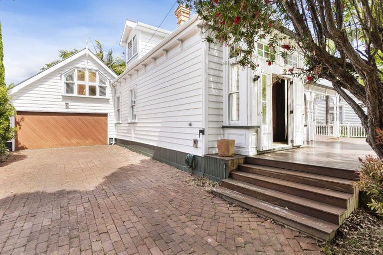 Photo of property in 5 Queen Street, Northcote Point, Auckland, 0627