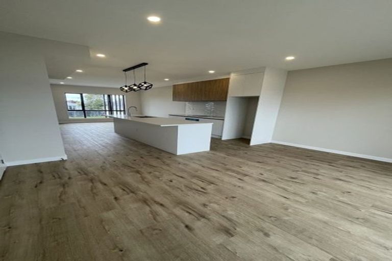 Photo of property in 2/58 Te Atatu Road, Te Atatu South, Auckland, 0610