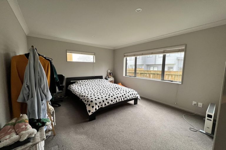 Photo of property in 61 Glanmire Road, Newlands, Wellington, 6037