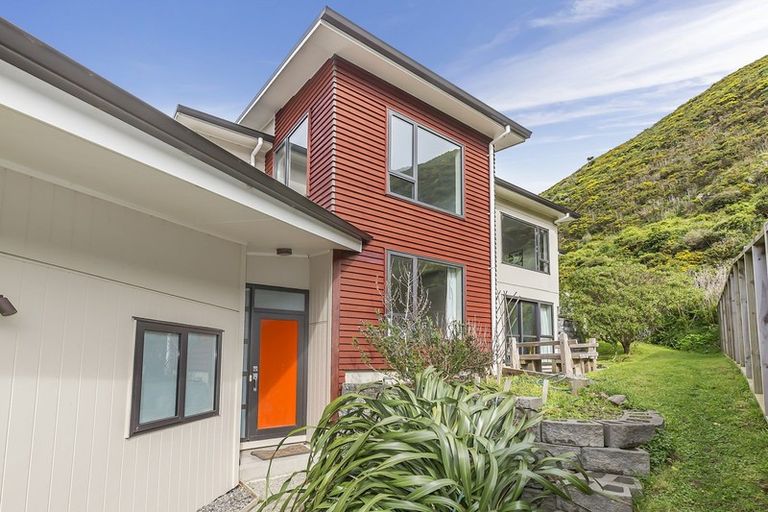 Photo of property in 28 Rarangi Way, Owhiro Bay, Wellington, 6023