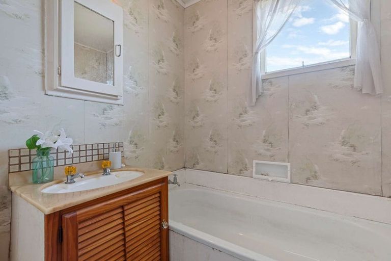 Photo of property in 2/22 Captain Scott Road, Glen Eden, Auckland, 0602