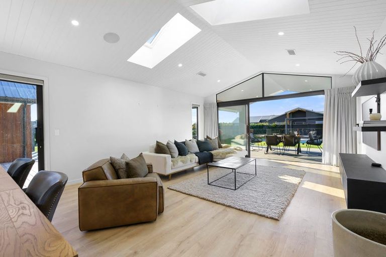 Photo of property in 83 Sunline Drive, Leamington, Cambridge, 3432