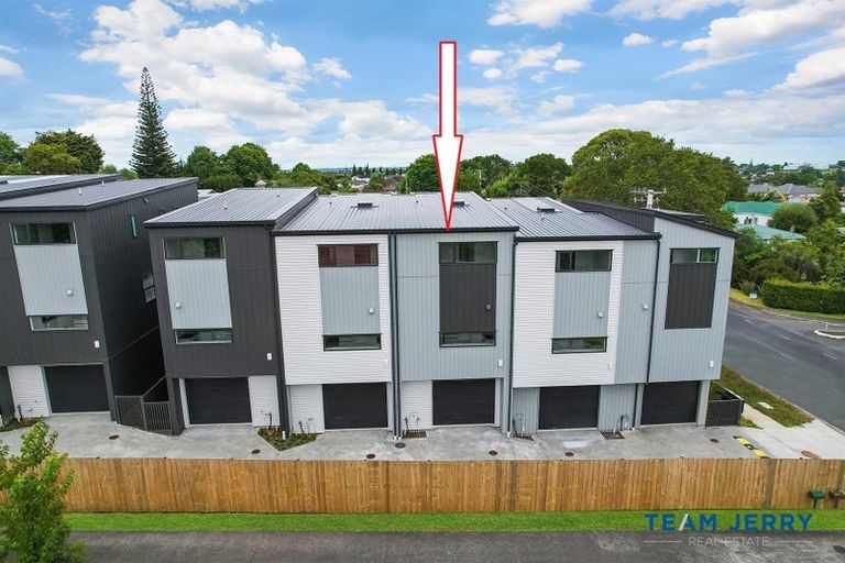 Photo of property in 3/26 Buscomb Avenue, Henderson, Auckland, 0610