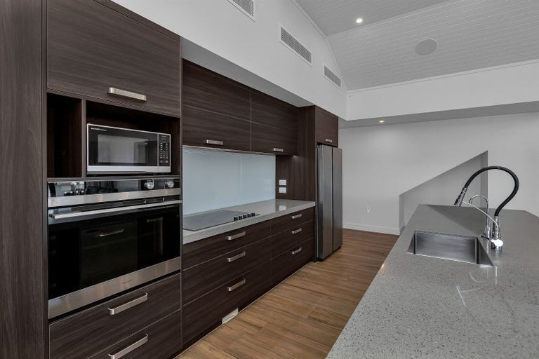 Photo of property in 25 Waitemata Drive, One Tree Point, 0118