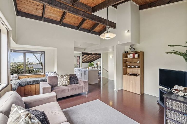 Photo of property in 21 Longfellow Parade, Glen Eden, Auckland, 0604