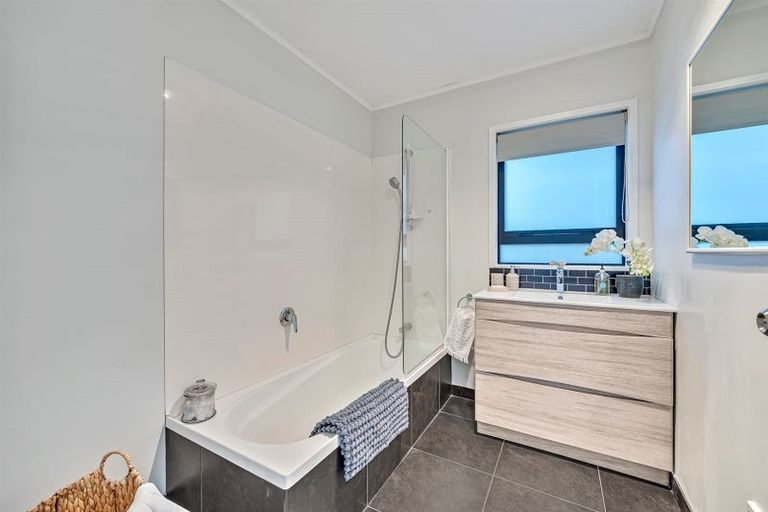 Photo of property in 11 Raphael Place, West Harbour, Auckland, 0618
