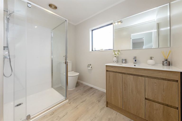 Photo of property in 2/4 Maplesden Drive, Clendon Park, Auckland, 2103