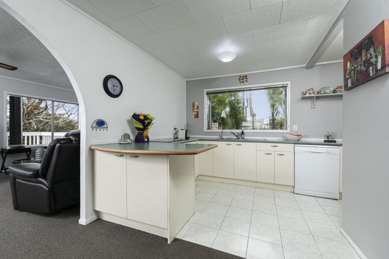 Photo of property in 9 Denver Avenue, Sunnyvale, Auckland, 0612