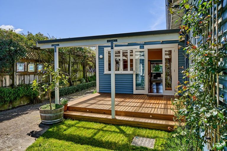 Photo of property in 2 Roxburgh Grove, Petone, Lower Hutt, 5012