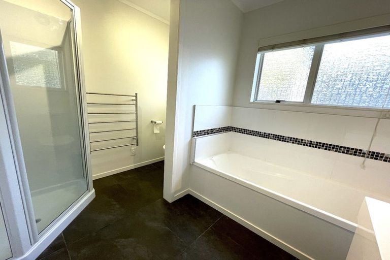 Photo of property in 15 Dalwhinnie Parade, Highland Park, Auckland, 2010