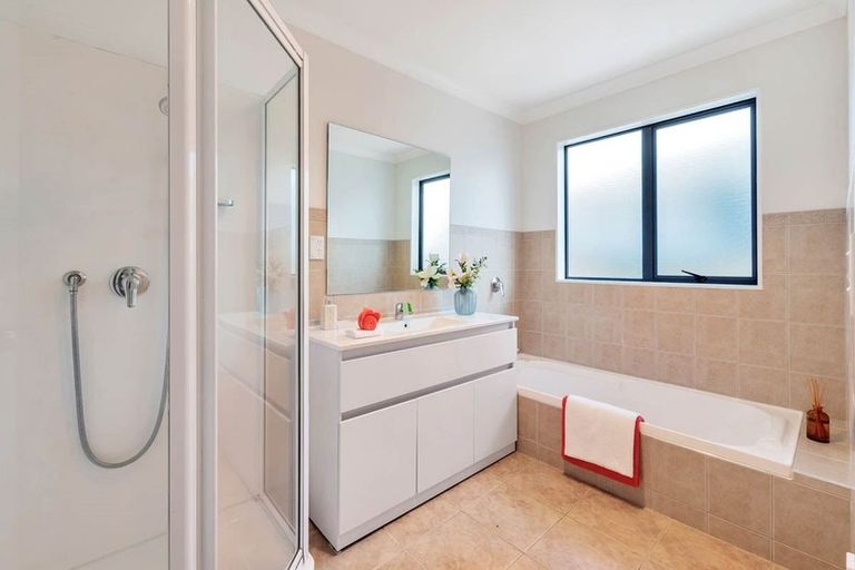 Photo of property in 35 English Oak Drive, Schnapper Rock, Auckland, 0632