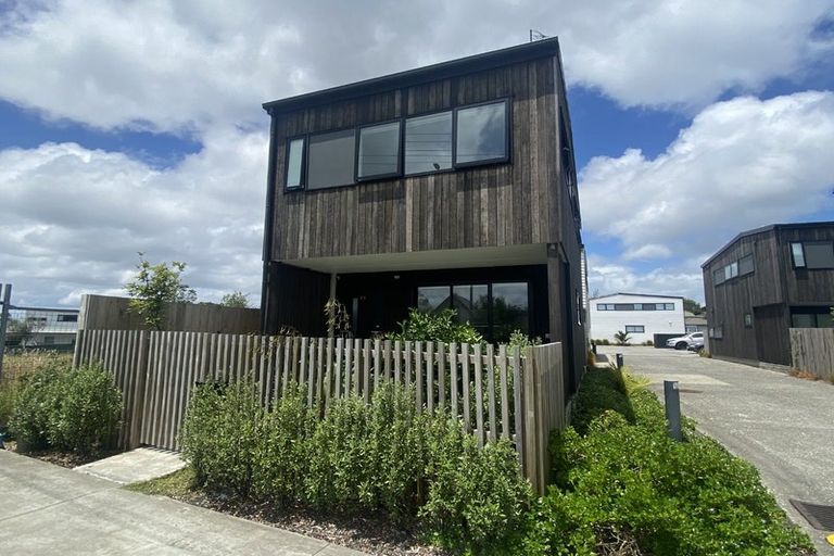 Photo of property in 1/5 Brandon Road, Glen Eden, Auckland, 0602