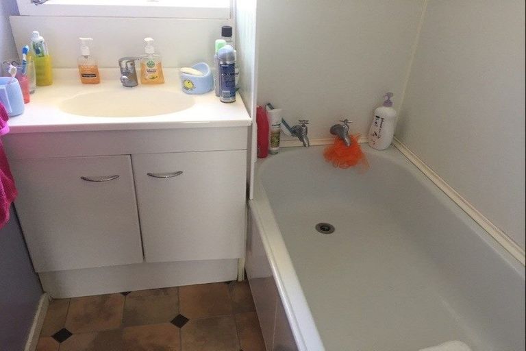 Photo of property in 1/16 Anne Road, Hillcrest, Auckland, 0627