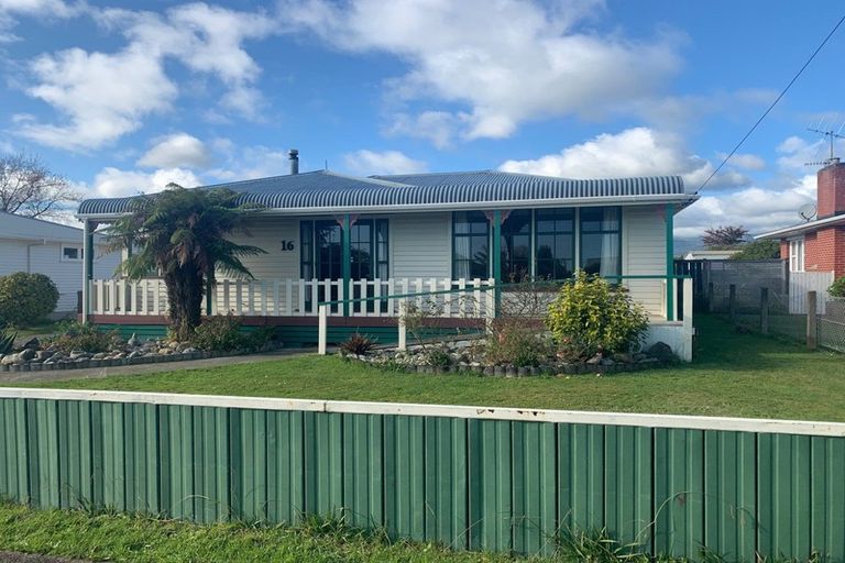 Photo of property in 16 Bartholomew Road, Levin, 5510