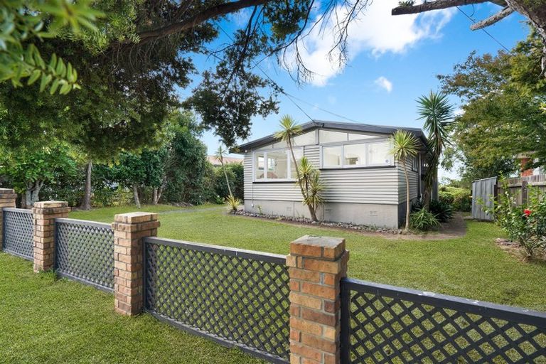 Photo of property in 16 Chorley Avenue, Massey, Auckland, 0614