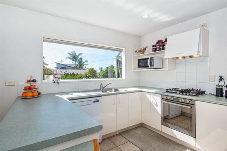 Photo of property in 1/140a East Coast Road, Forrest Hill, Auckland, 0620