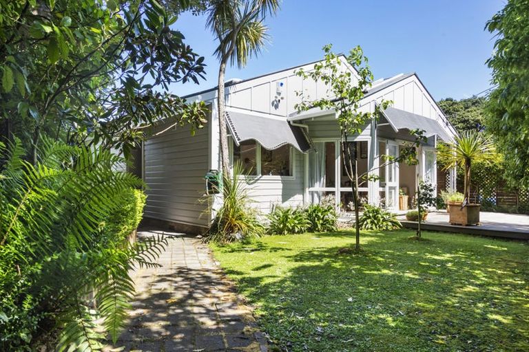 Photo of property in 6 Bank Road, Northland, Wellington, 6012