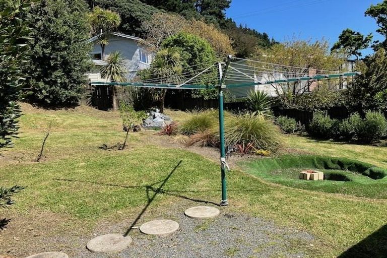 Photo of property in 8 Taungata Road, York Bay, Lower Hutt, 5013