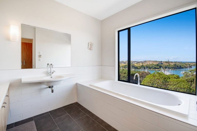Photo of property in 52 Balboa Drive, Matakatia, Whangaparaoa, 0930