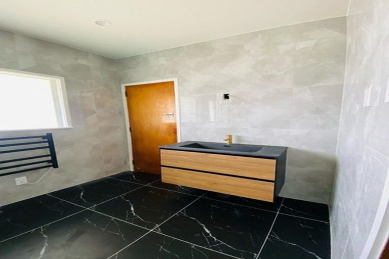 Photo of property in 4287 Great North Road, Glendene, Auckland, 0602