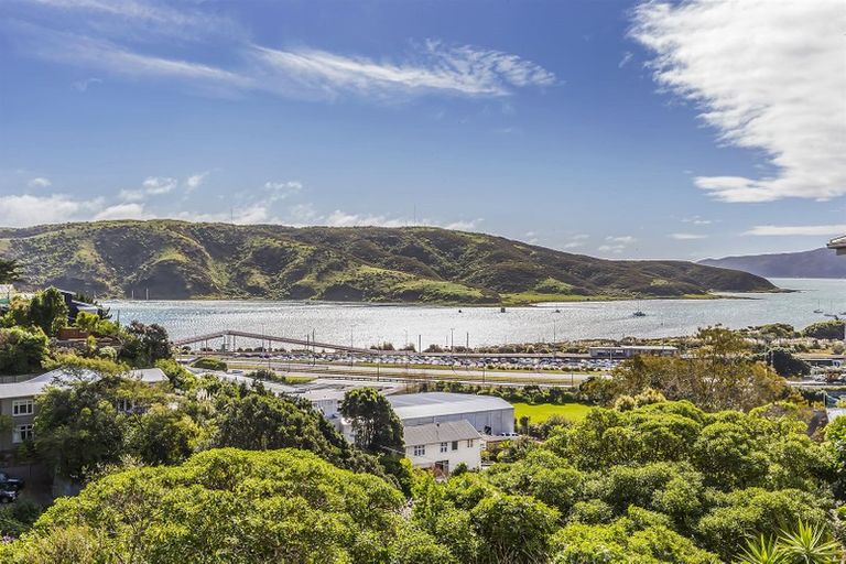 Photo of property in 2 Whitianga View, Paremata, Porirua, 5024