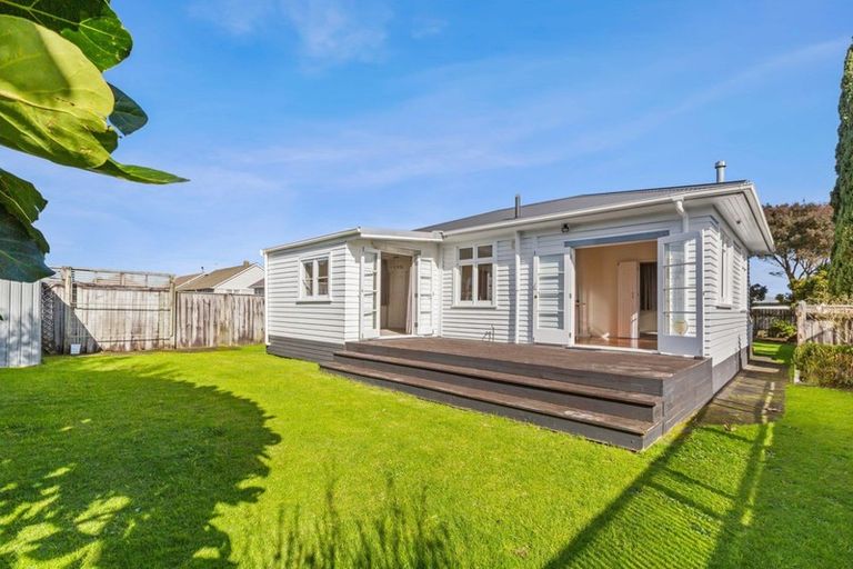 Photo of property in 43 Lismore Street, Strandon, New Plymouth, 4312