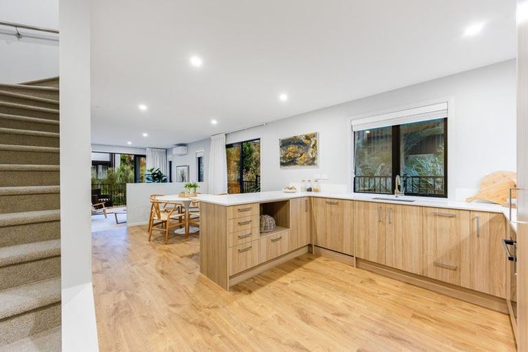 Photo of property in 2e Nerita Place, Long Bay, Auckland, 0630
