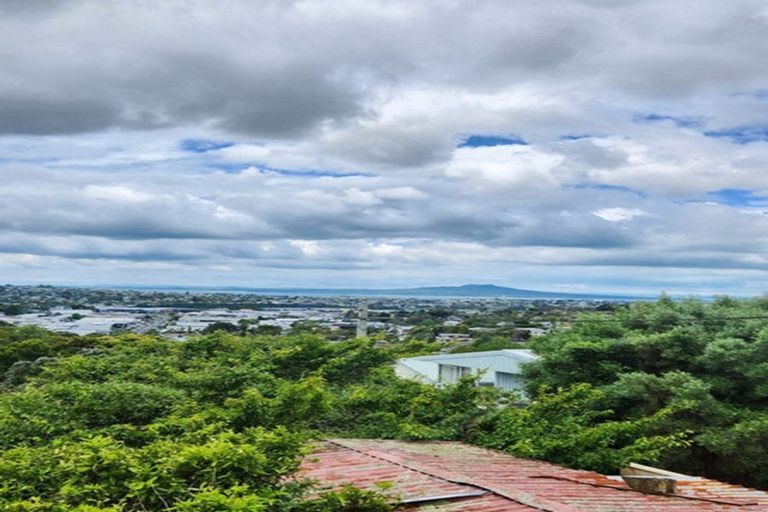 Photo of property in 619 Glenfield Road, Totara Vale, Auckland, 0629