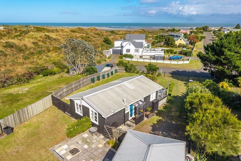 Photo of property in 60 Sarah Street, Waikawa Beach, Levin, 5573