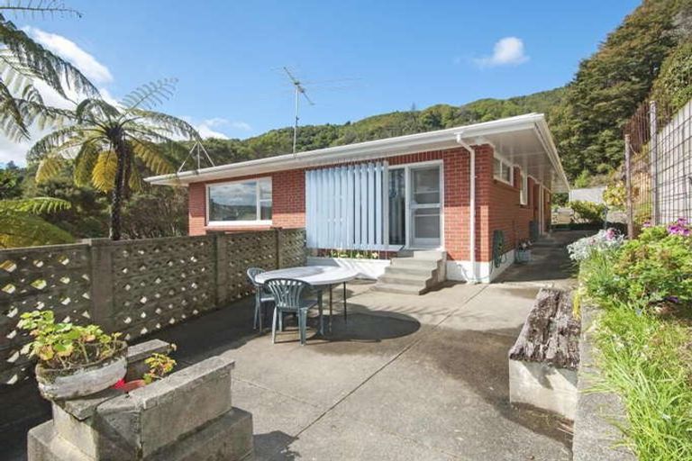 Photo of property in 229 Whites Line East, Waiwhetu, Lower Hutt, 5010