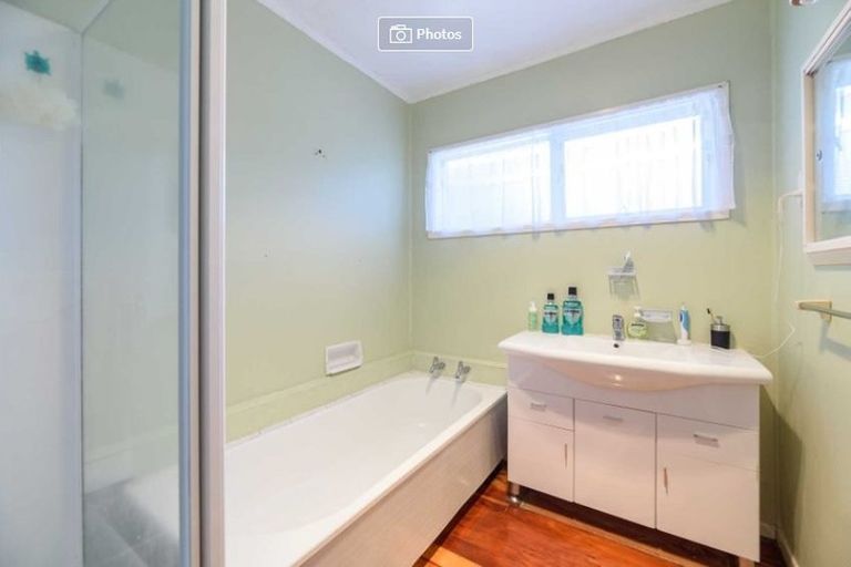 Photo of property in 27 Crompton Road, Massey, Auckland, 0614