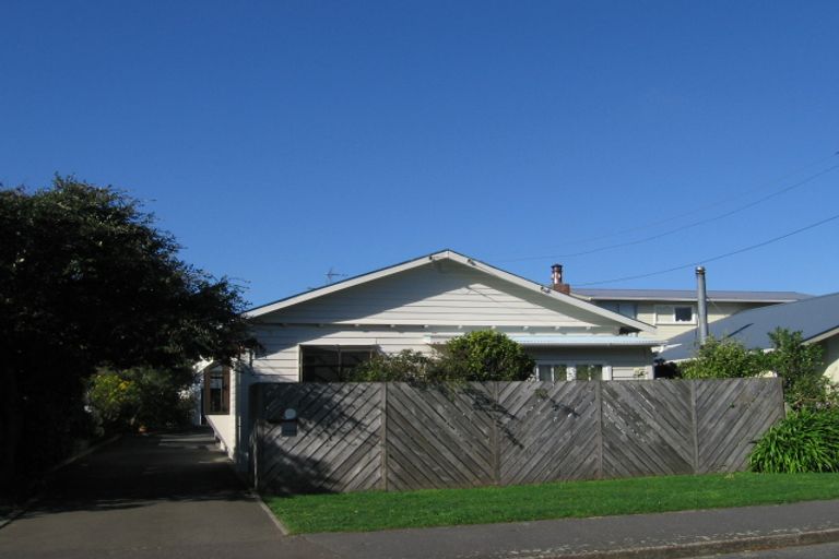 Photo of property in 4 Airlie Road, Plimmerton, Porirua, 5026
