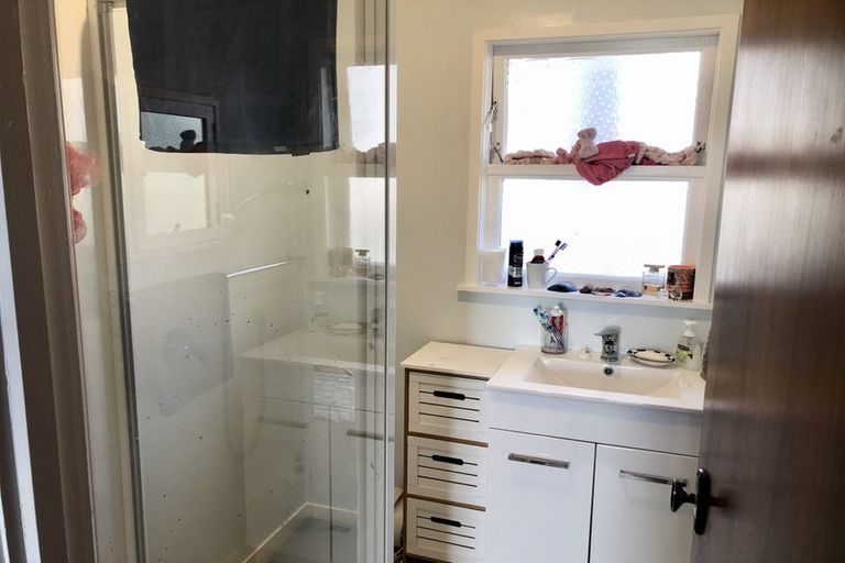 Photo of property in 2/8 Anne Road, Hillcrest, Auckland, 0627