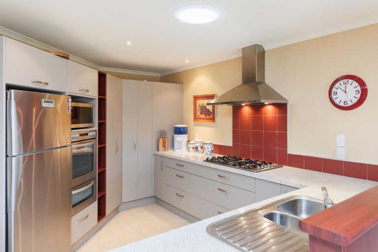 Photo of property in 24 Johnstone Drive, Fitzherbert, Palmerston North, 4410