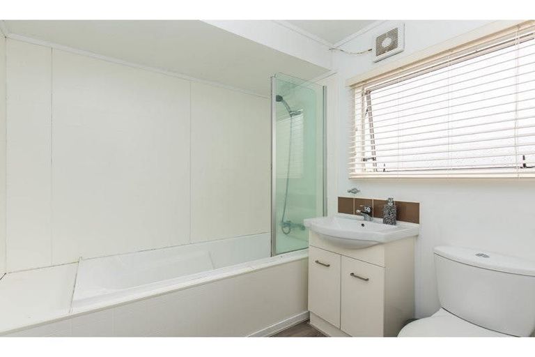 Photo of property in 1/52 Arran Road, Browns Bay, Auckland, 0630