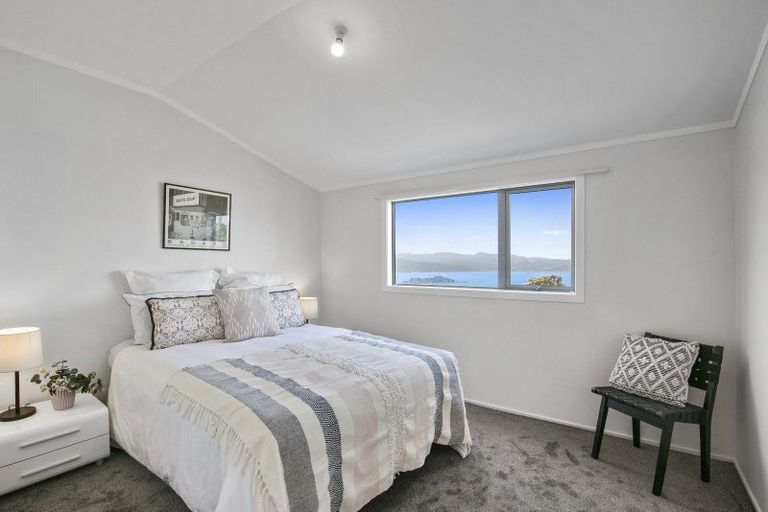 Photo of property in 5a Sunhaven Drive, Newlands, Wellington, 6037