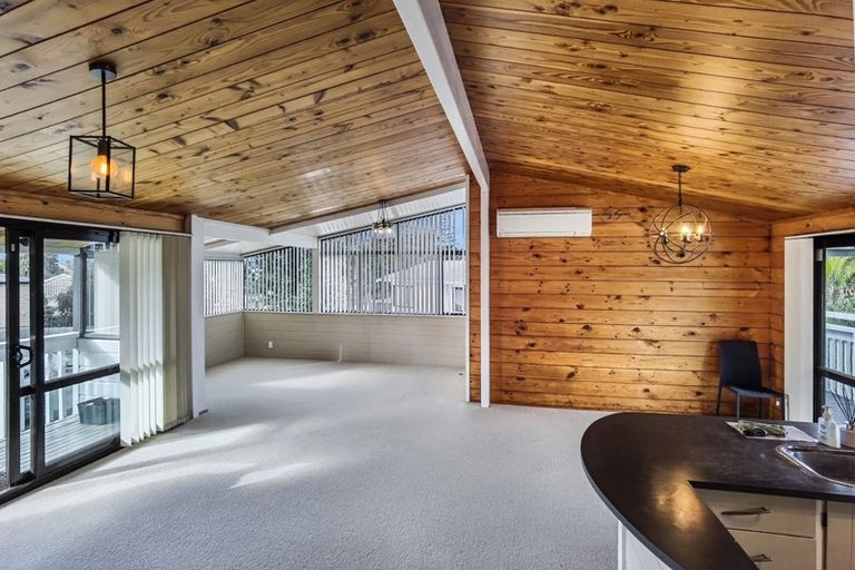 Photo of property in 8 Metric Place, Te Atatu South, Auckland, 0610