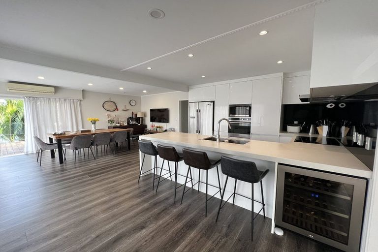 Photo of property in 2a Eastcliffe Road, Castor Bay, Auckland, 0620