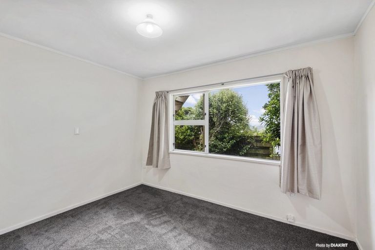 Photo of property in 5 Pimlico Place, Newlands, Wellington, 6037