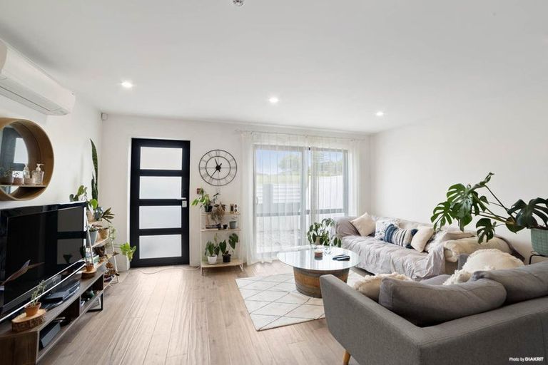 Photo of property in 18 Peony Mews, Oteha, Auckland, 0632