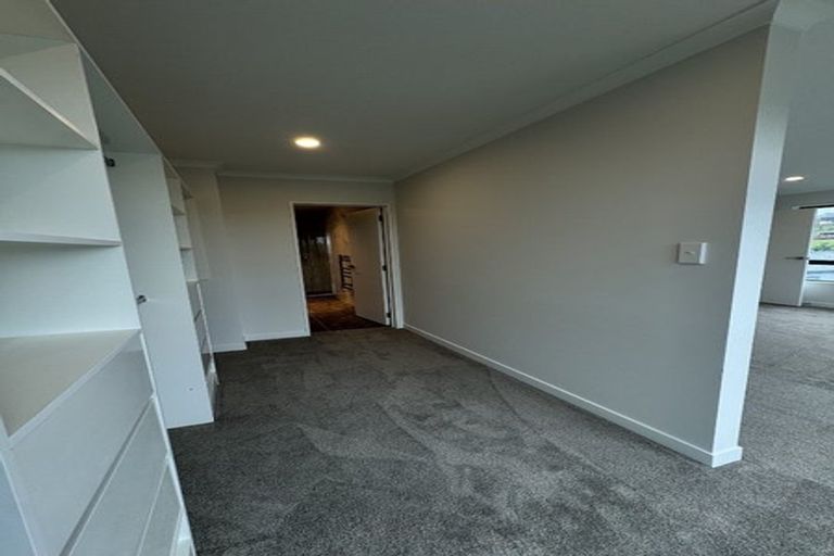 Photo of property in 17 Makenu Crescent, Wainui, 0992