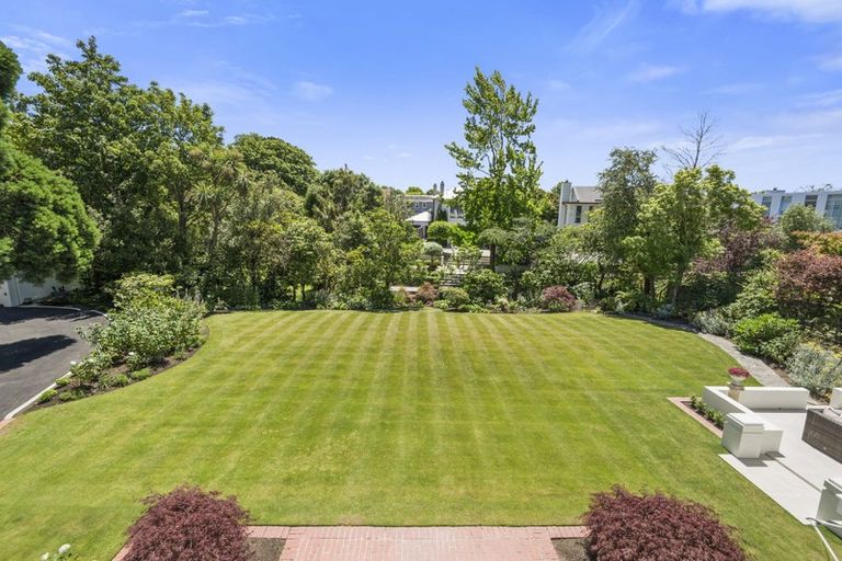 Photo of property in 122 Straven Road, Fendalton, Christchurch, 8014